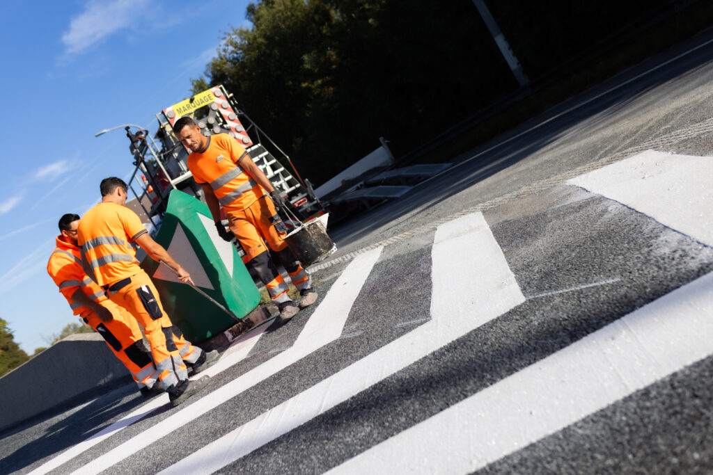 Équipe réalisant un marquage routier blanc en stries sur chaussée par Lambert Marquage