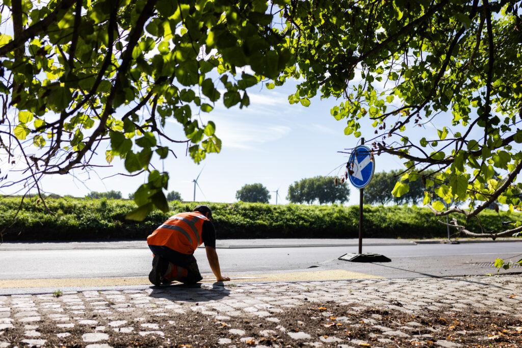 Opérateur réalisant un marquage au sol sur voirie par Lambert Marquage