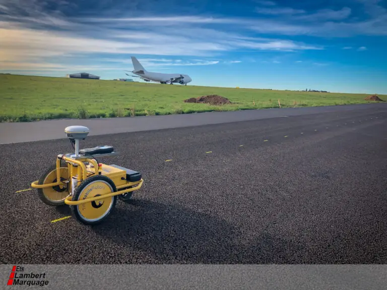 Robot autonome de marquage avec avion en arrière-plan (ambiance haute précision, innovation)