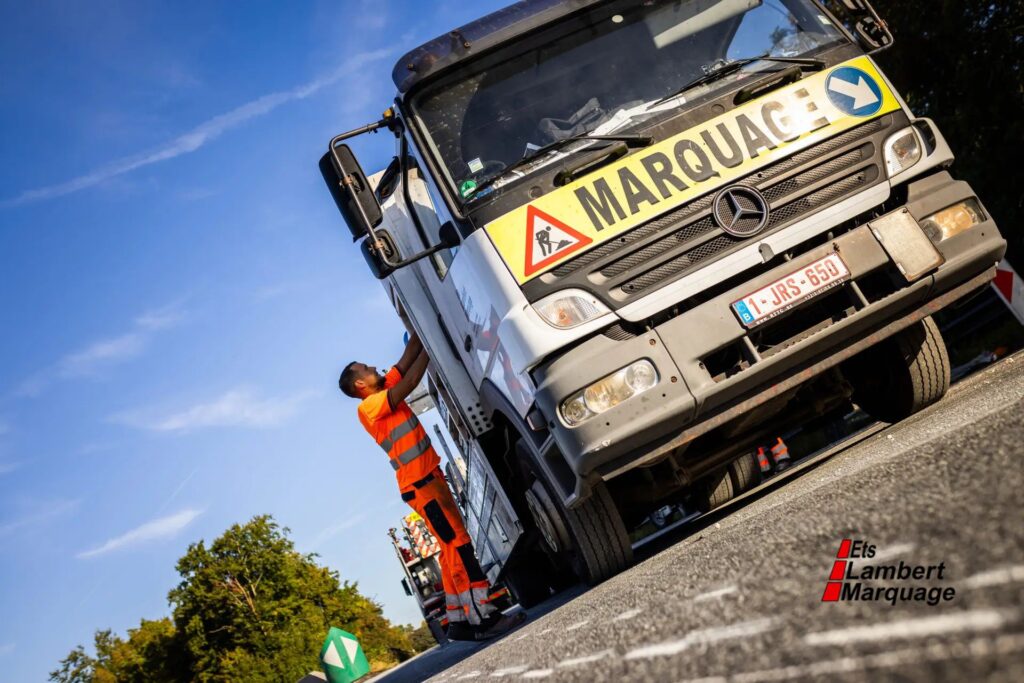 Équipe Lambert Marquage en intervention avec camion signalisation travaux routiers