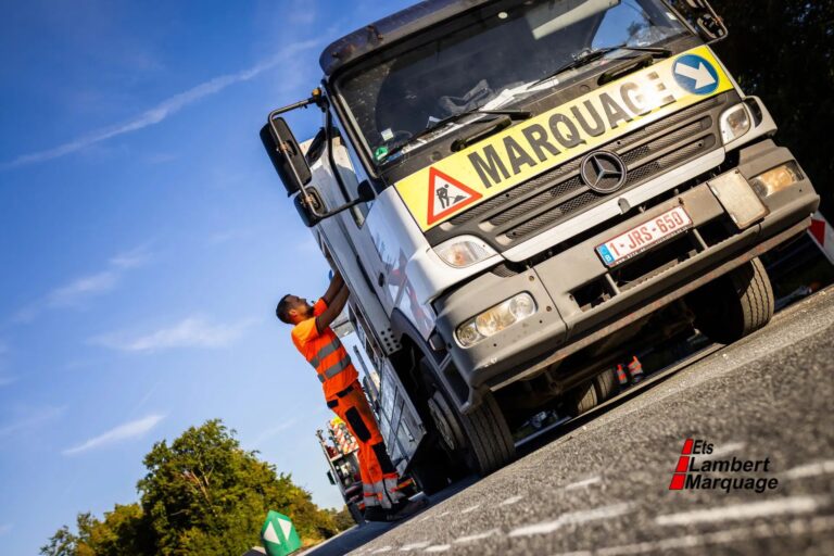 Équipe Lambert Marquage en intervention avec camion signalisation travaux routiers