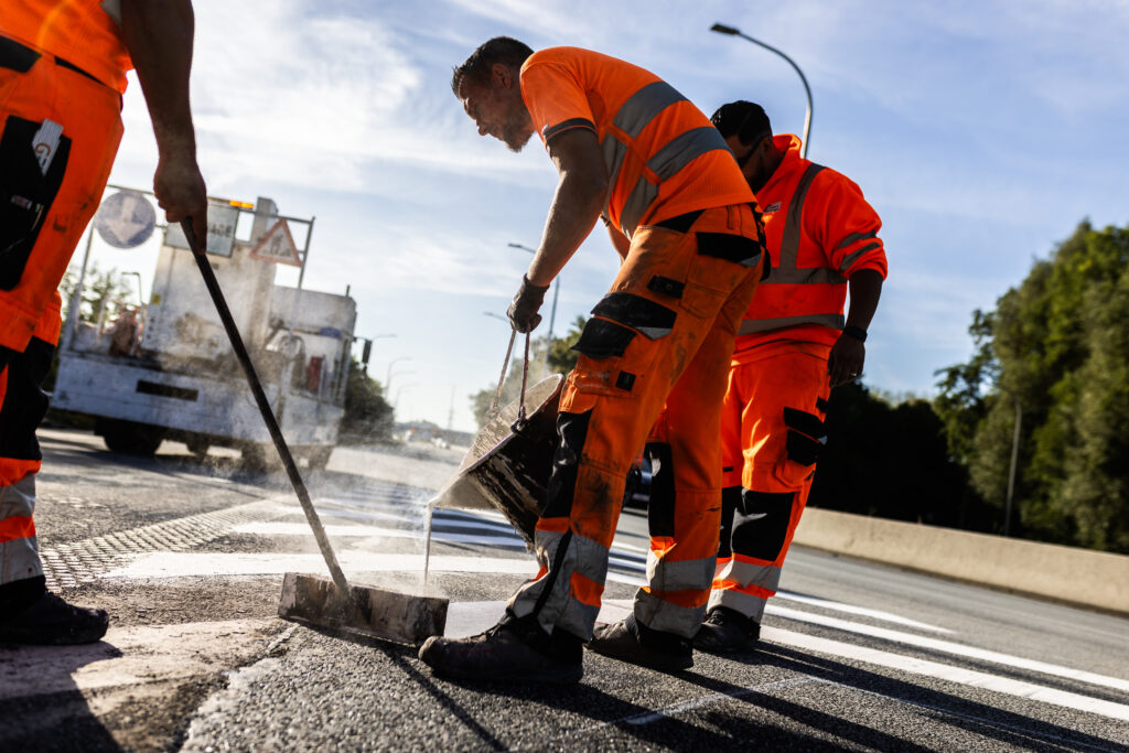 Équipe Lambert Marquage appliquant le thermoplastique à chaud pour la création d'une zone striée