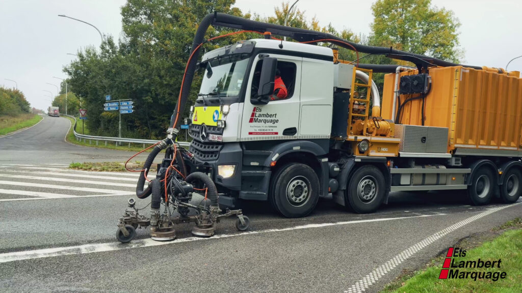 Camion d’effacement de marquage au sol en intervention sur voirie par Lambert Marquage