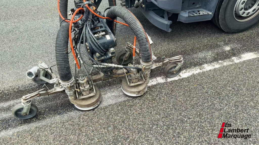 Machine d’effacement de marquage au sol sur chaussée par Lambert Marquage
