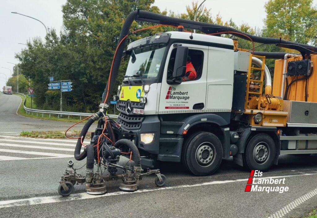 Camion d’effacement de marquage au sol en intervention sur voirie par Lambert Marquage