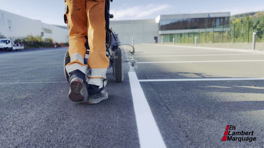 Traçage de lignes de parking au sol avec machine de marquage par Lambert Marquage