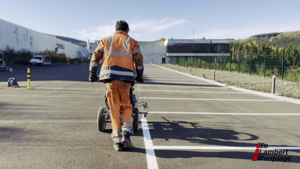 Traçage de lignes de stationnement sur parking par Lambert Marquage