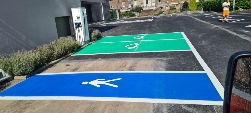 Places PMR et bornes de recharge avec marquage au sol coloré en parking extérieur par Lambert Marquage
