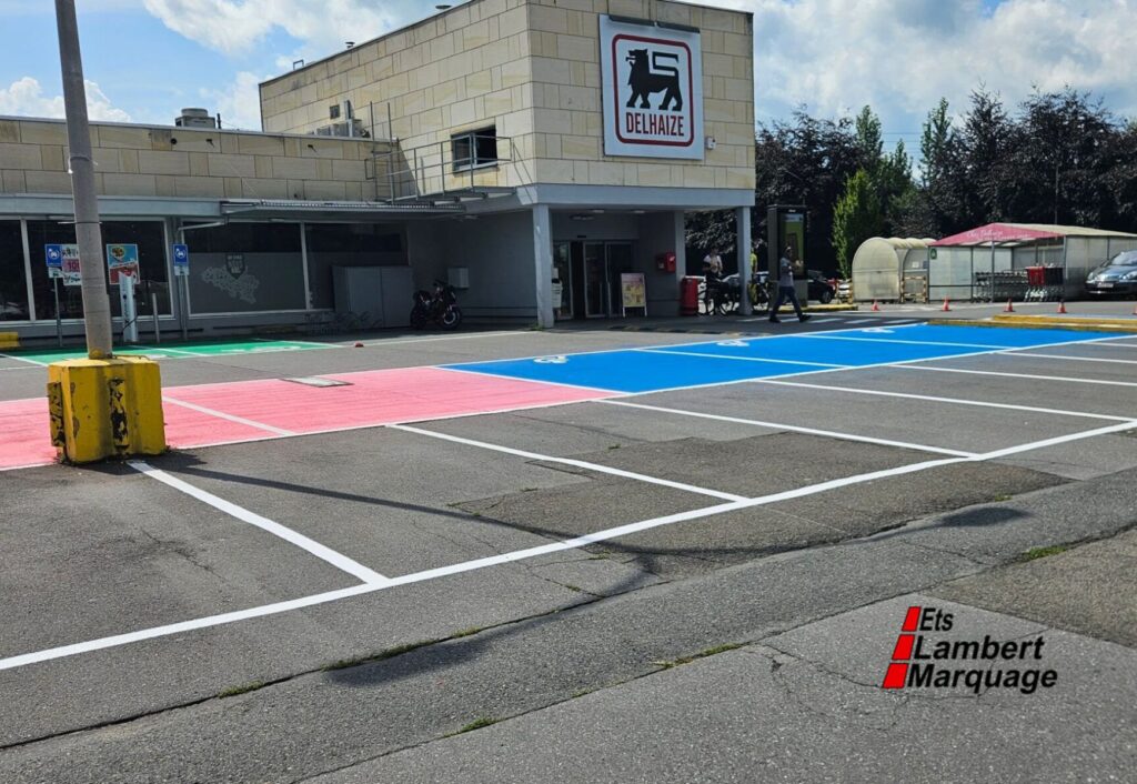 Marquage au sol de parking commercial avec places PMR et places colorées par Lambert Marquage