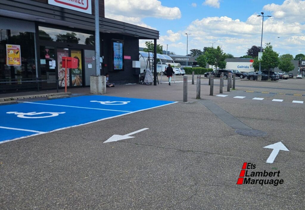 Marquage au sol de circulation et places PMR devant un supermarché par Lambert Marquage
