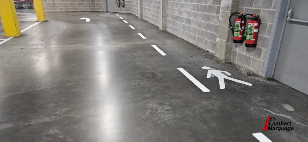 Cheminement piéton au sol dans un parking souterrain réalisé par Lambert Marquage