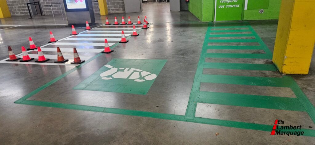 Marquage au sol vert en parking souterrain avec pictogramme piéton et passages piétons par Lambert Marquage