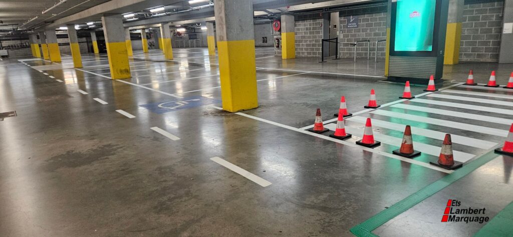 Marquage au sol en parking souterrain avec passages piétons et emplacements PMR par Lambert Marquage