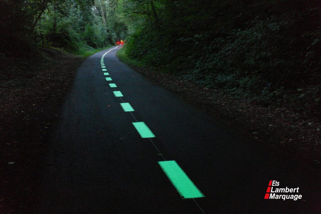 Ligne de guidage photoluminescente visible de nuit sur voie verte par Lambert Marquage