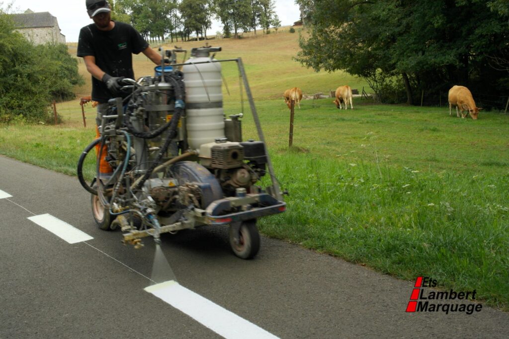 Application de marquage routier blanc sur chaussée par Lambert Marquage
