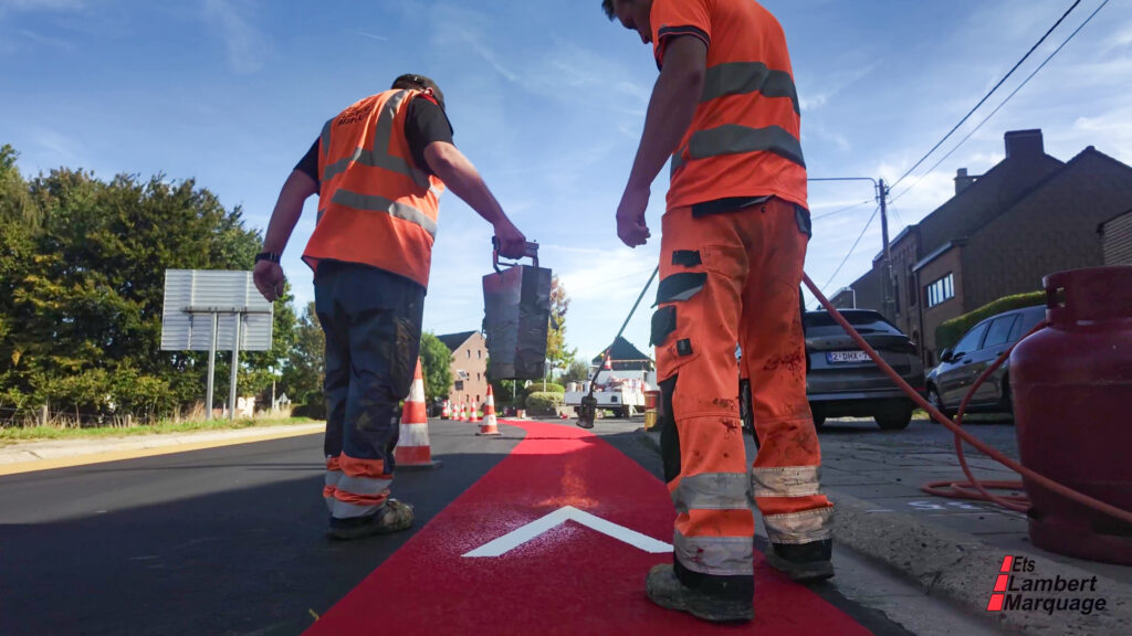 Marquage au sol rouge pour piste cyclable réalisé par Lambert Marquage